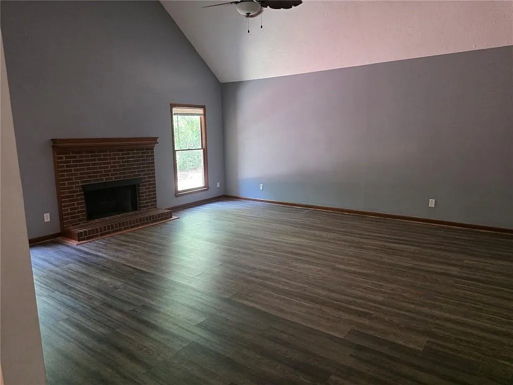 3 bed, 2.0 bath, 2300 sqft, $2,200 — Photo 3