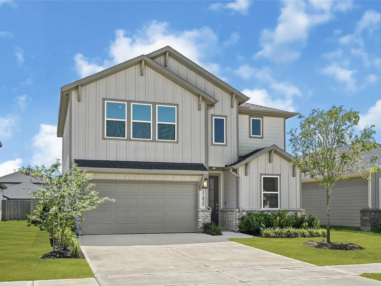 5 bed, 3.0 bath, 2393 sqft, $3,200 — Photo 2
