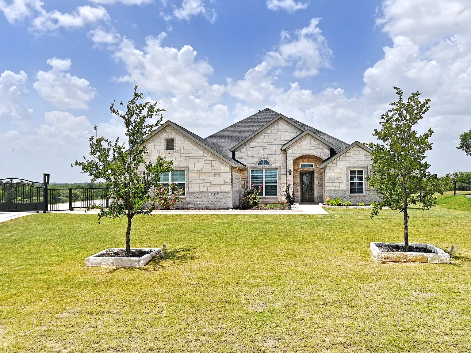 4 bed, 2719 sqft, $3,200 — Photo 1