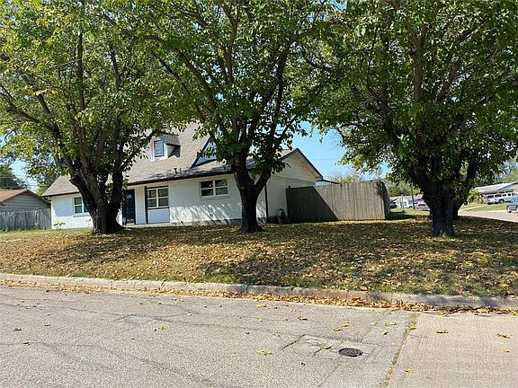 3rd image of 6300 Royal Oaks Dr