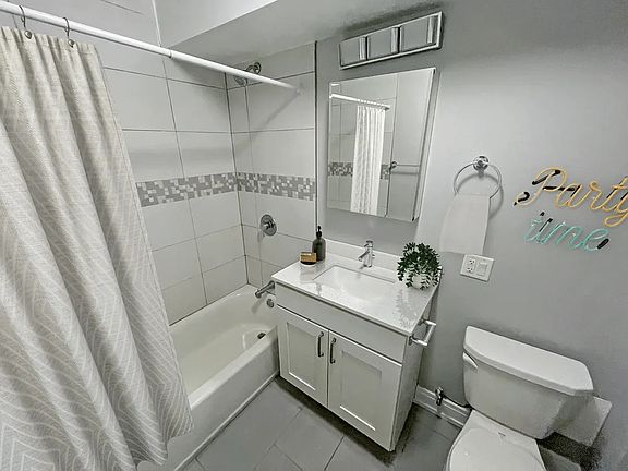 4th image of 6401-09 N Sheridan Rd #1-0703