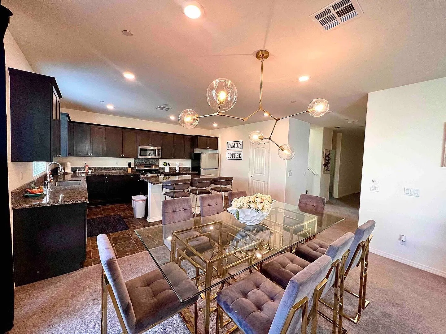Spacious Corner Lot ResidenceShadow Rock Community — Photo 4