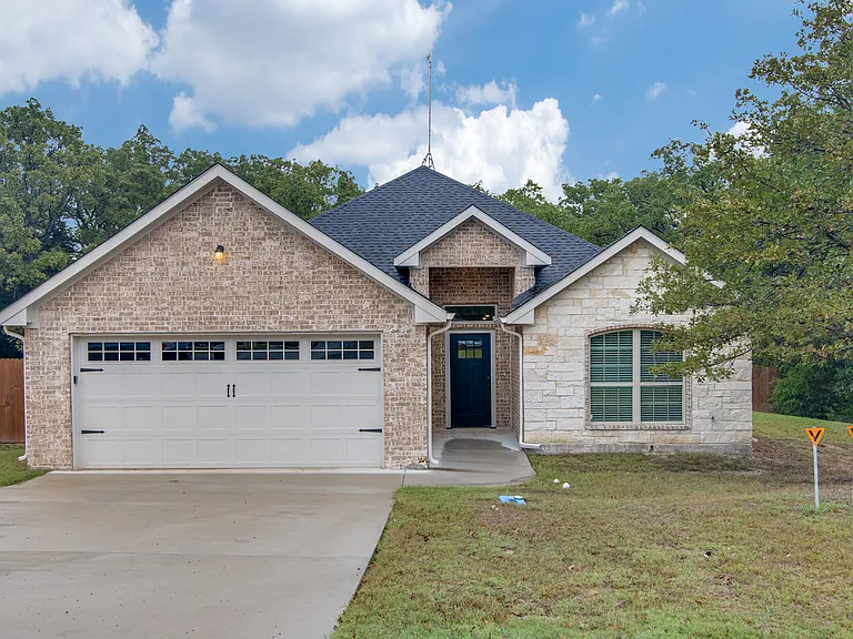 2734 Waters Edge — Photo 1
