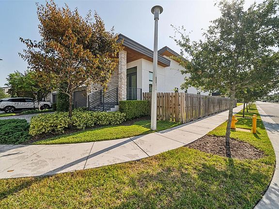 3rd image of 7635 NW 103rd Pl