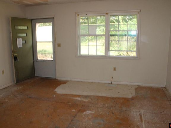 3rd image of 1000 N Broadway Ave