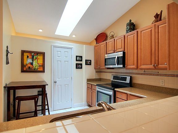 Spacious kitchen 