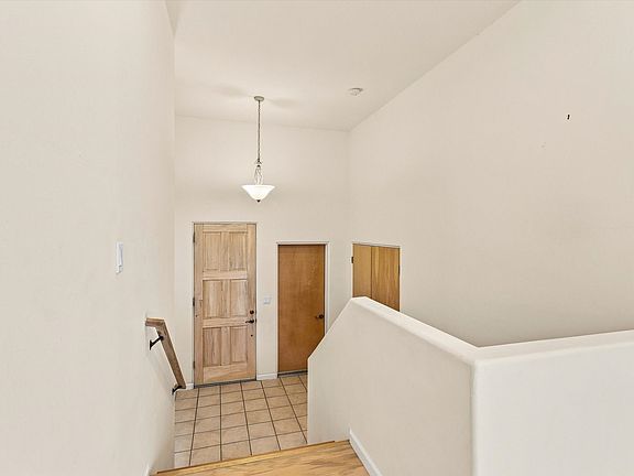 3rd image of 912 Circle Dr