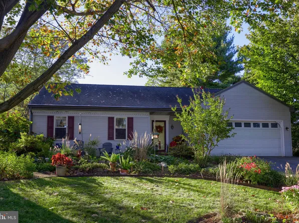 1829 Amity Dr, Lancaster, PA 17601