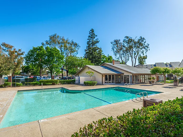Carmel Pointe — Photo 14