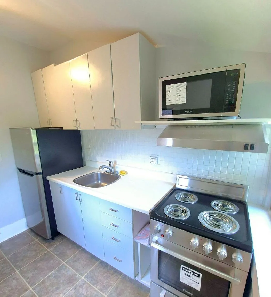 3 bed, $2,200 — Photo 2
