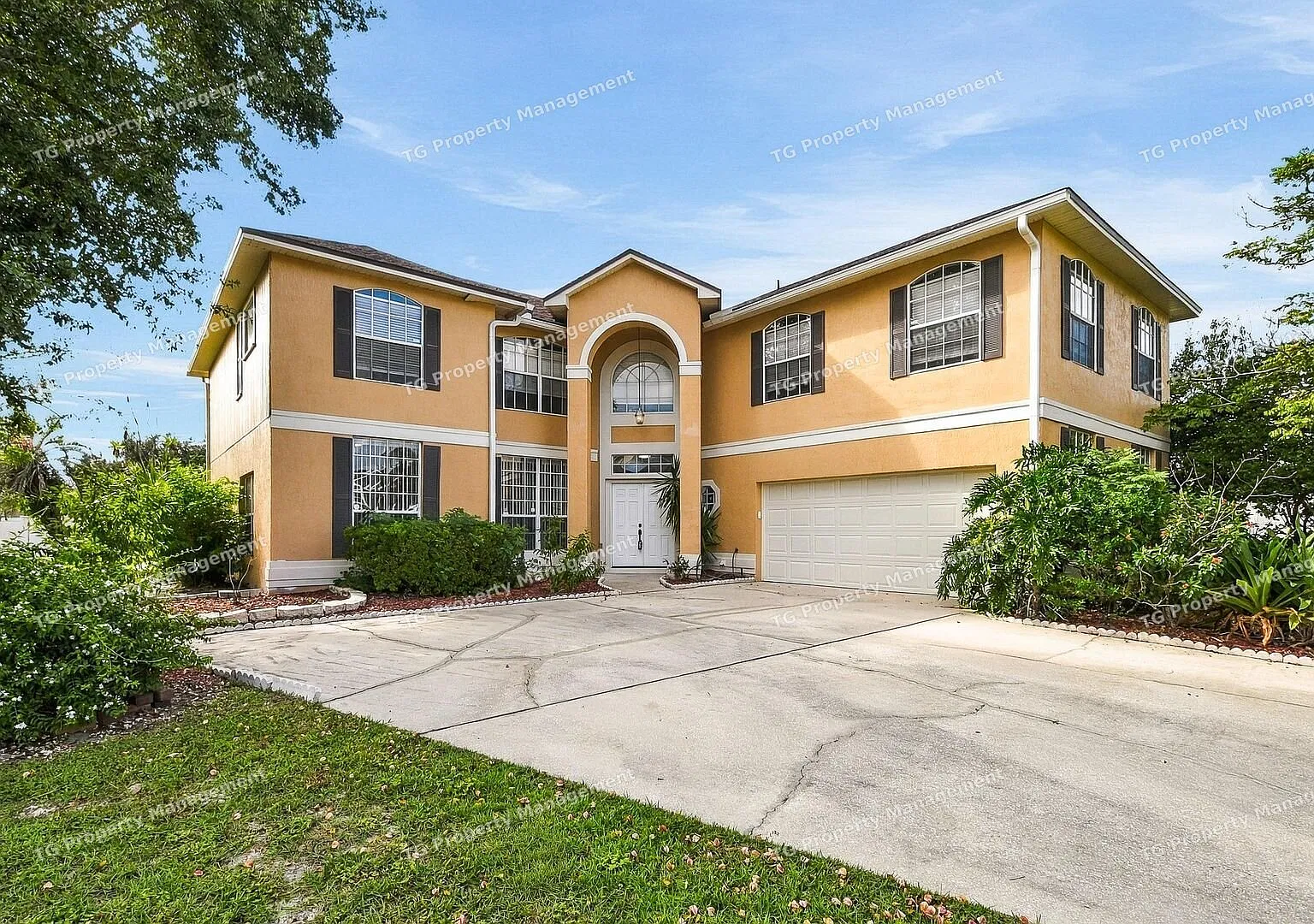Spacious 4/4 Home in Oviedo FL! Private Covered Pool! Convenient Location Near Shopping, Dining &... — Photo 1
