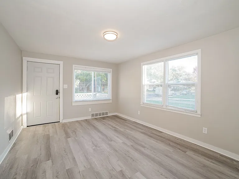 1662090_018_living_room_13251282.jpg