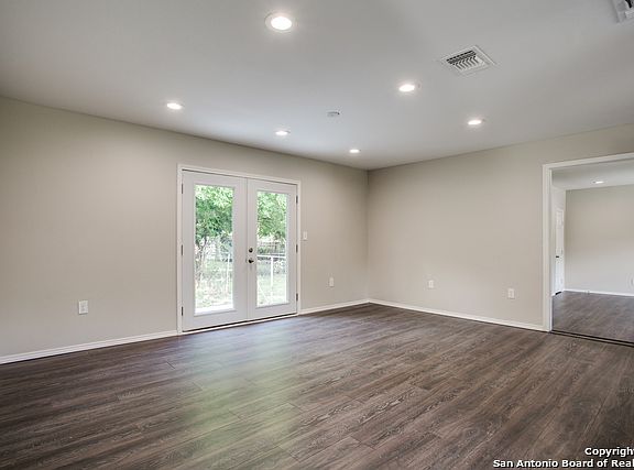3rd image of 938 San Angelo