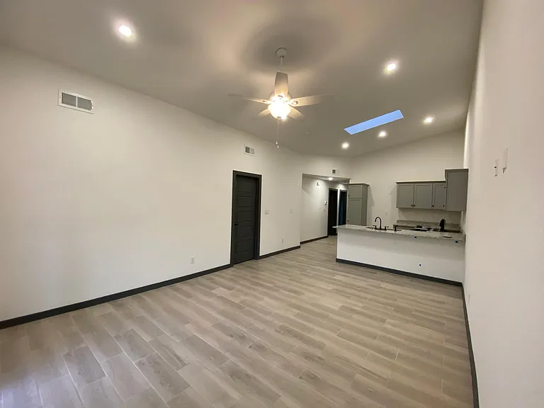 809 Hc Gilbert Minjares Dr #B — Photo 18