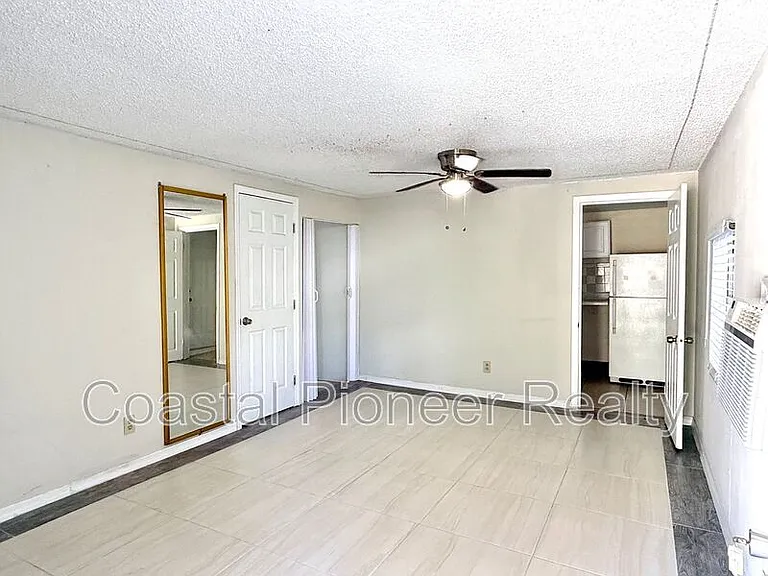 2106 N Himes Ave #4 — Photo 4