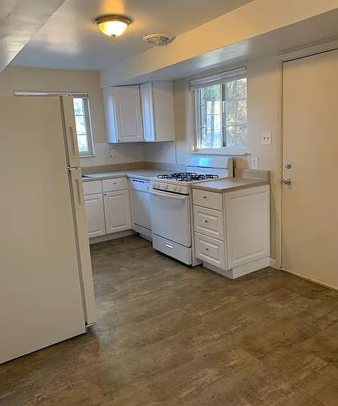 1570 W Dakota Ave — Photo 4