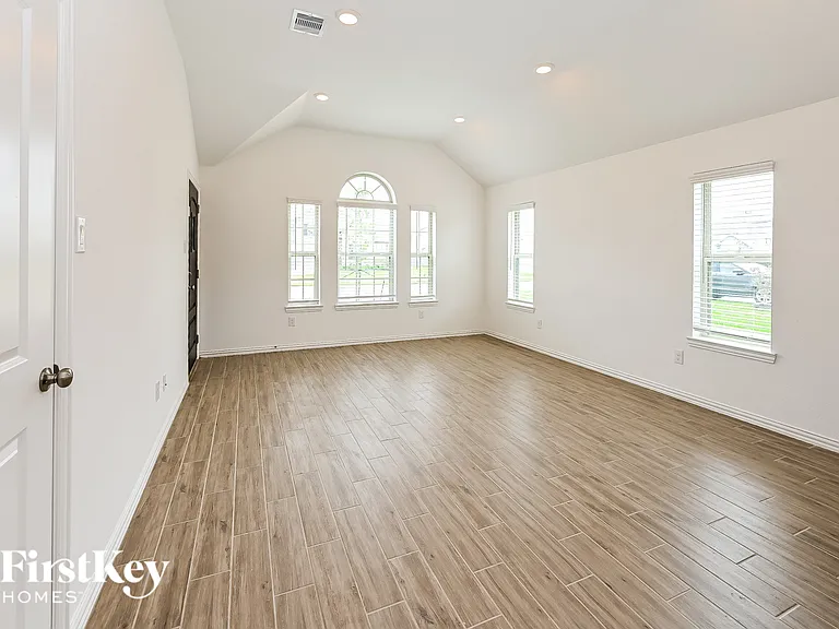 14915 Lake Shore Ave — Photo 6