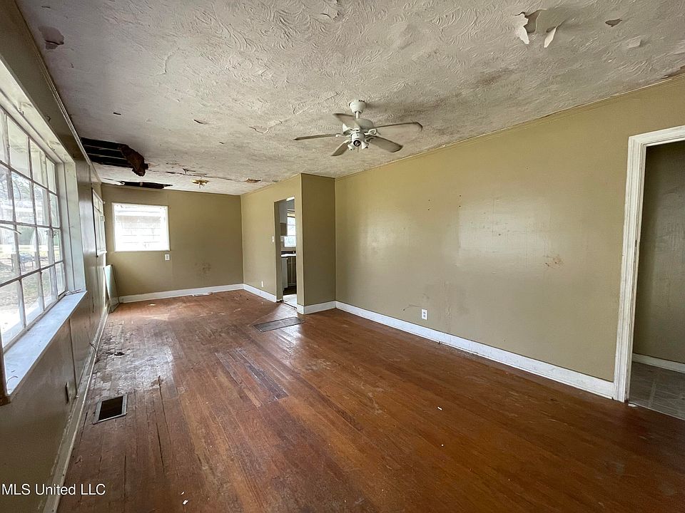 2nd image of 1127 Killarney St