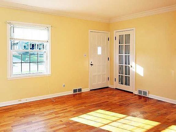 2nd image of 2025 Clifton Ave