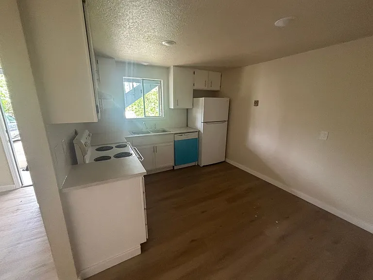 340 NW Heard St — Photo 15