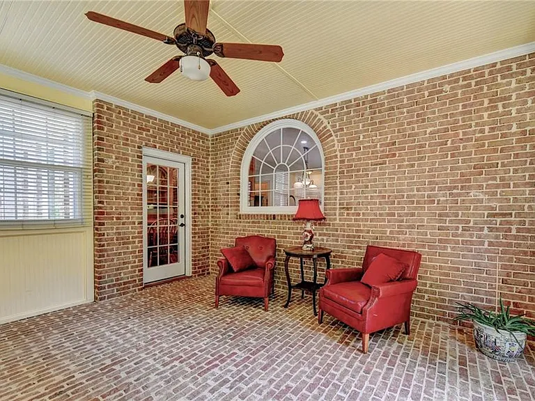 8910 Pinehurst Cv — Photo 98