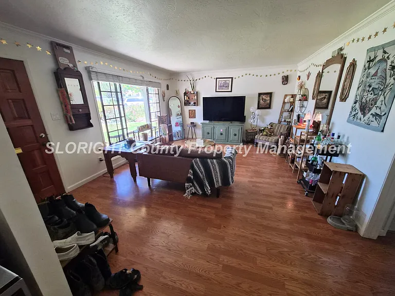 1367 Fernwood Dr — Photo 2