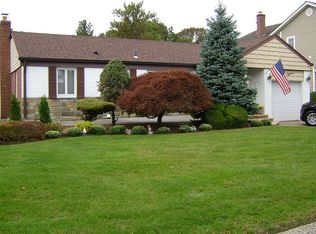 818 Hewlett St, Franklin Square, NY 11010