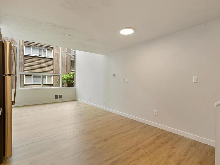 Thunderbird Apartments — Photo 12