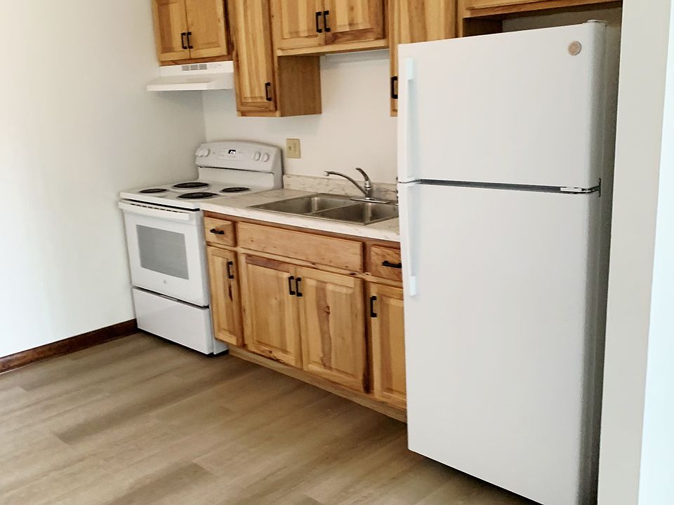 Spacious Kitchen With Dining Room