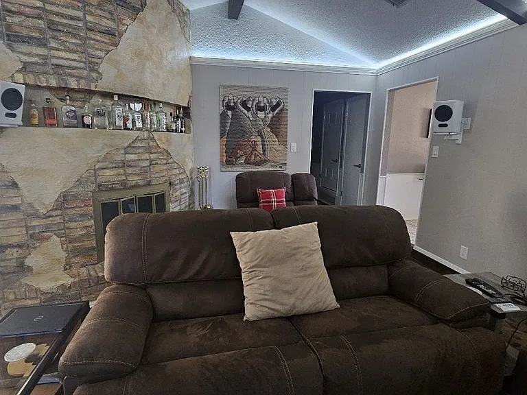 2418 Helena Cir — Photo 15