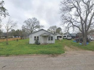 27 W Chatham St, Bellville, TX 77418