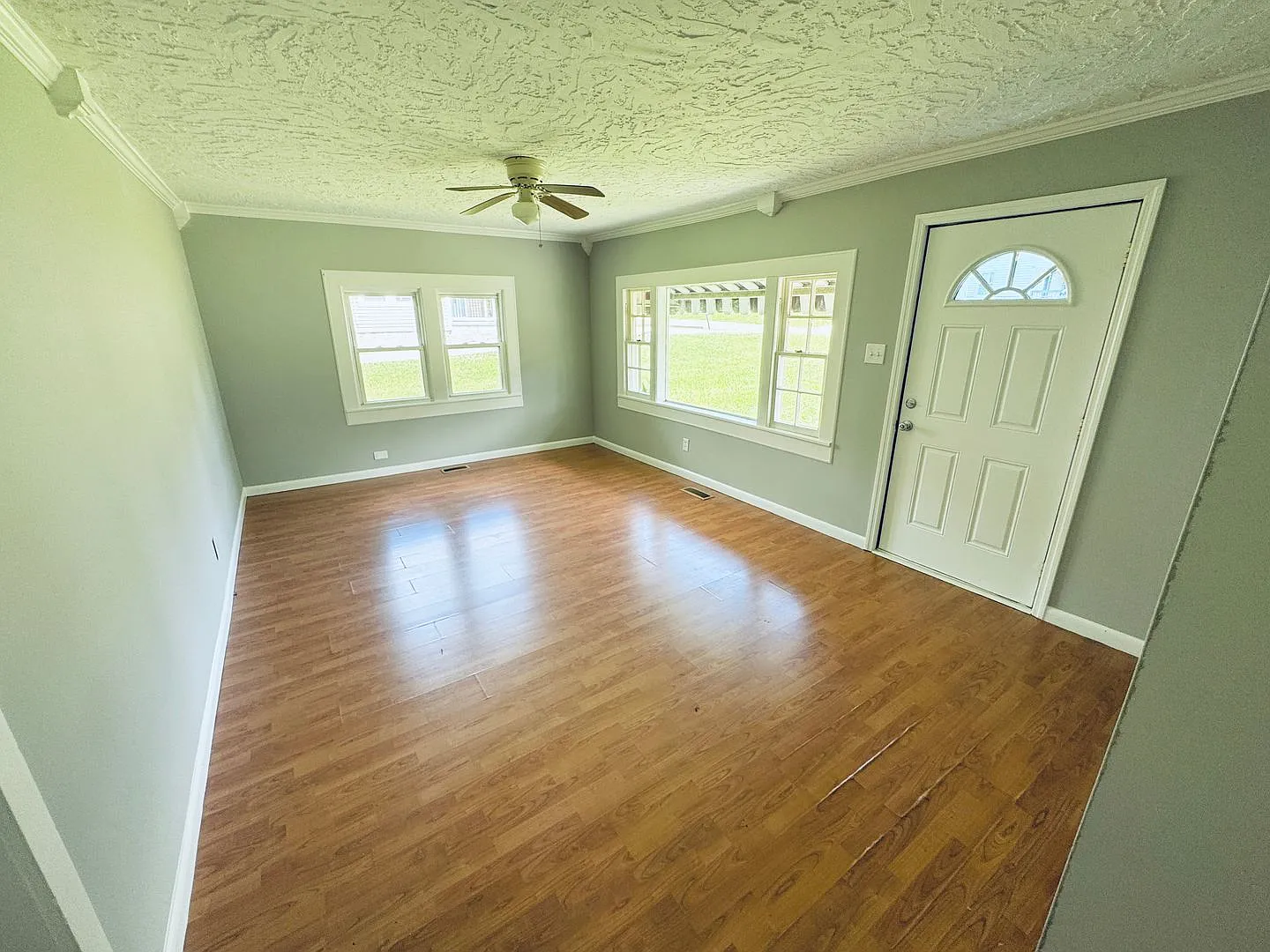 2 Bed, 1 Bath house w/ large level yard and laminate floors — Photo 4