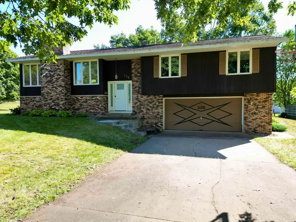 225 S Lilac St, Ishpeming, MI 49849