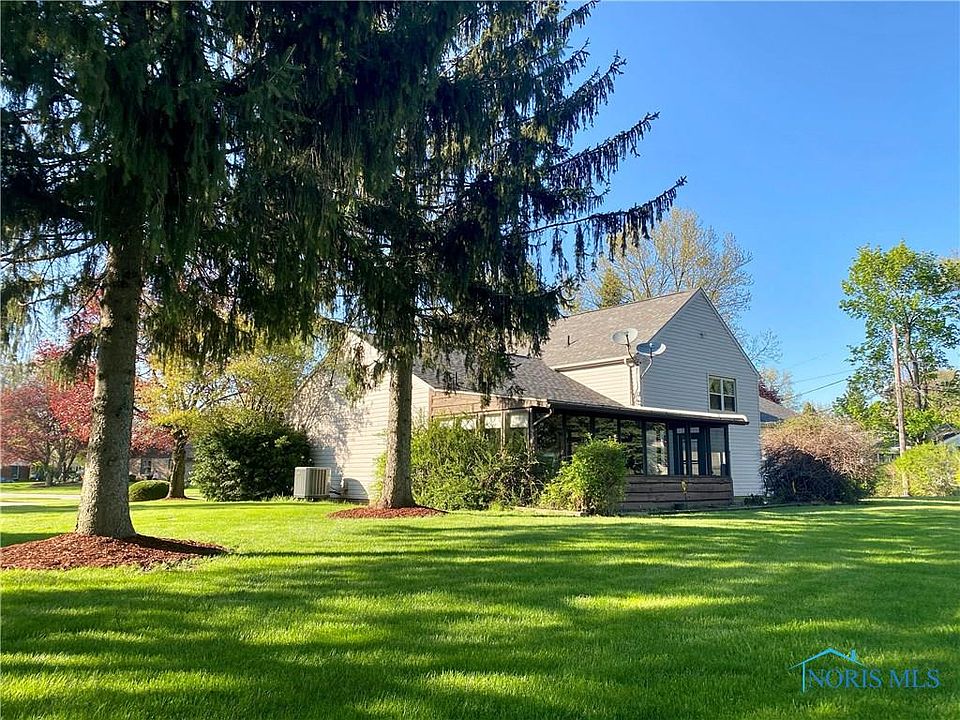 2nd image of 1303 Stratford Ln