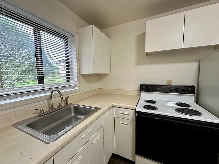 Edgewood Apartments — Photo 25