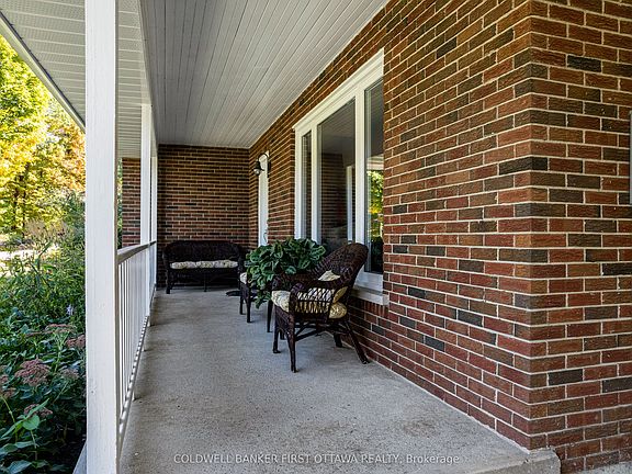 4th image of 2421 Rideau Ferry Rd