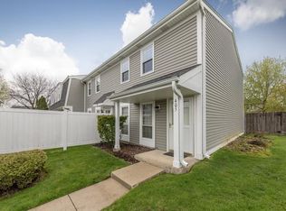 405 Chelsea Cv, Roselle, IL 60172