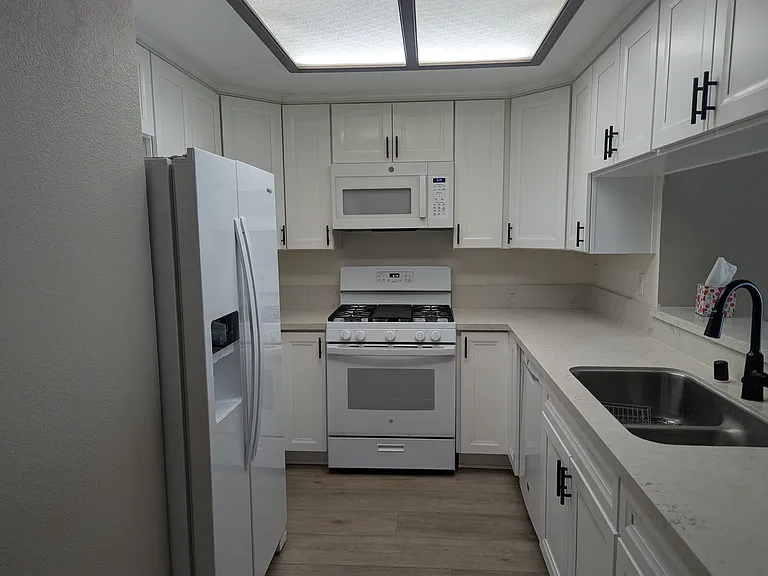 1465 E Lexington Ave #14D — Photo 2