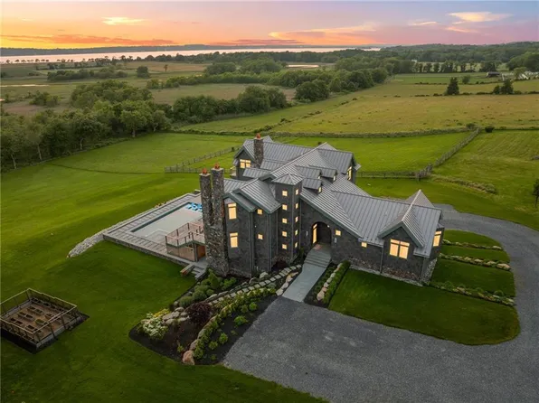 82 Nonquit Ln, Tiverton, RI 02878