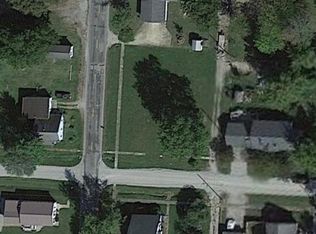 202 S Pine St, Irvington, IL 62848