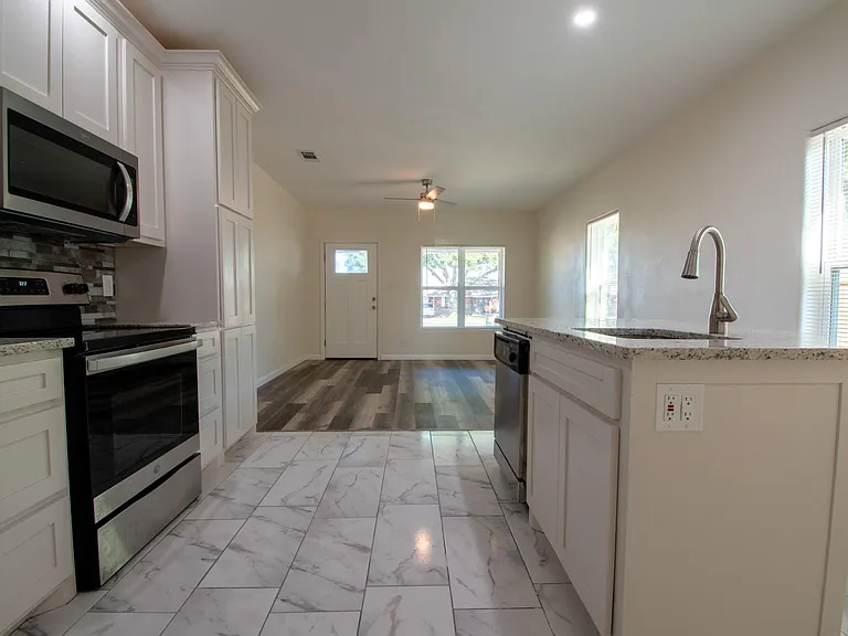 2207 S Vernon Ave — Photo 7