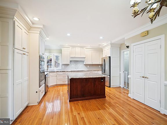 5th image of 5905 Fairview Woods Dr