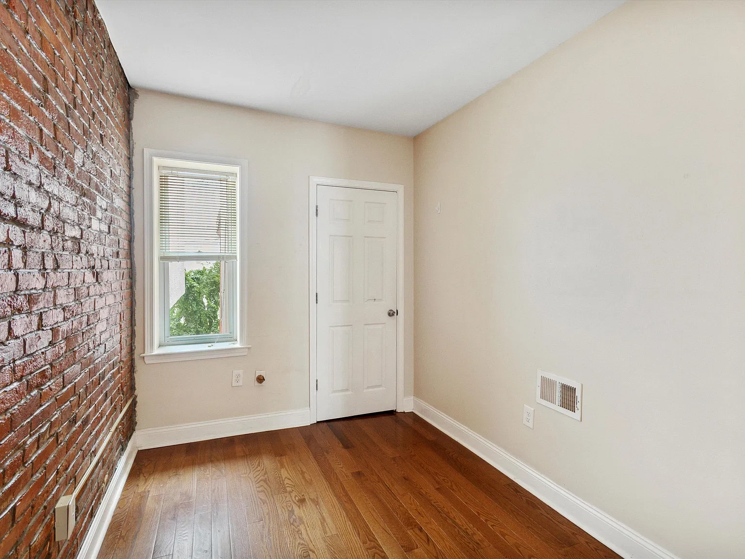 6 bed, 2.5 bath, 1619 sqft, $2,900 — Photo 4