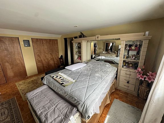 3rd image of 8 Greenwood Ct N