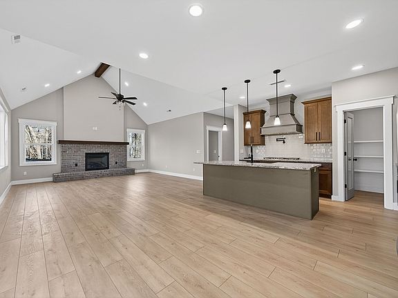 3rd image of 634 Longstreet Dr