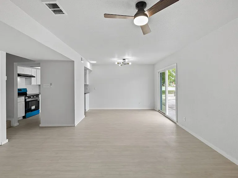 301 E Croslin St #103 — Photo 14