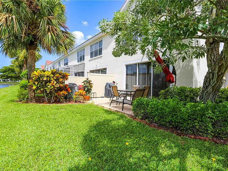 960 Hampton Cir #80 — Photo 8