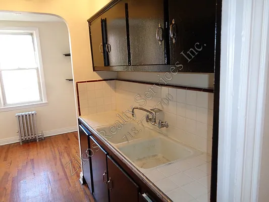 Rented by Zikos Realty Services | media 7