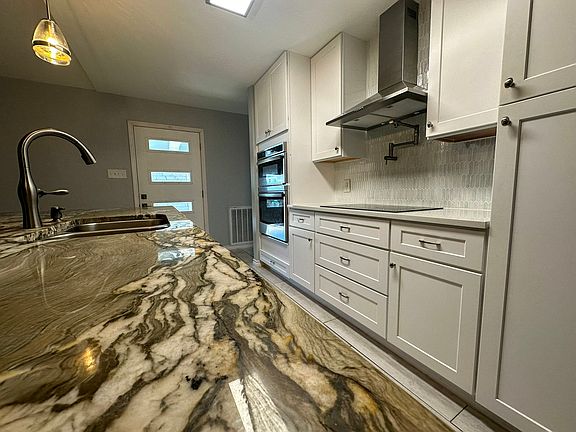 3rd image of 15730 Escapade St