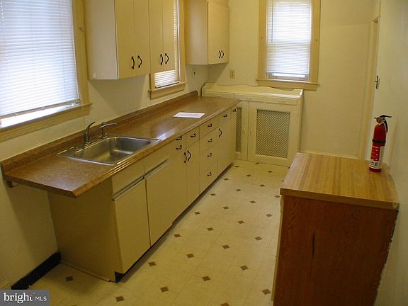 4th image of 102 E Stewart Ave